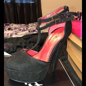 Size 7 black Mary Jane strappy heel